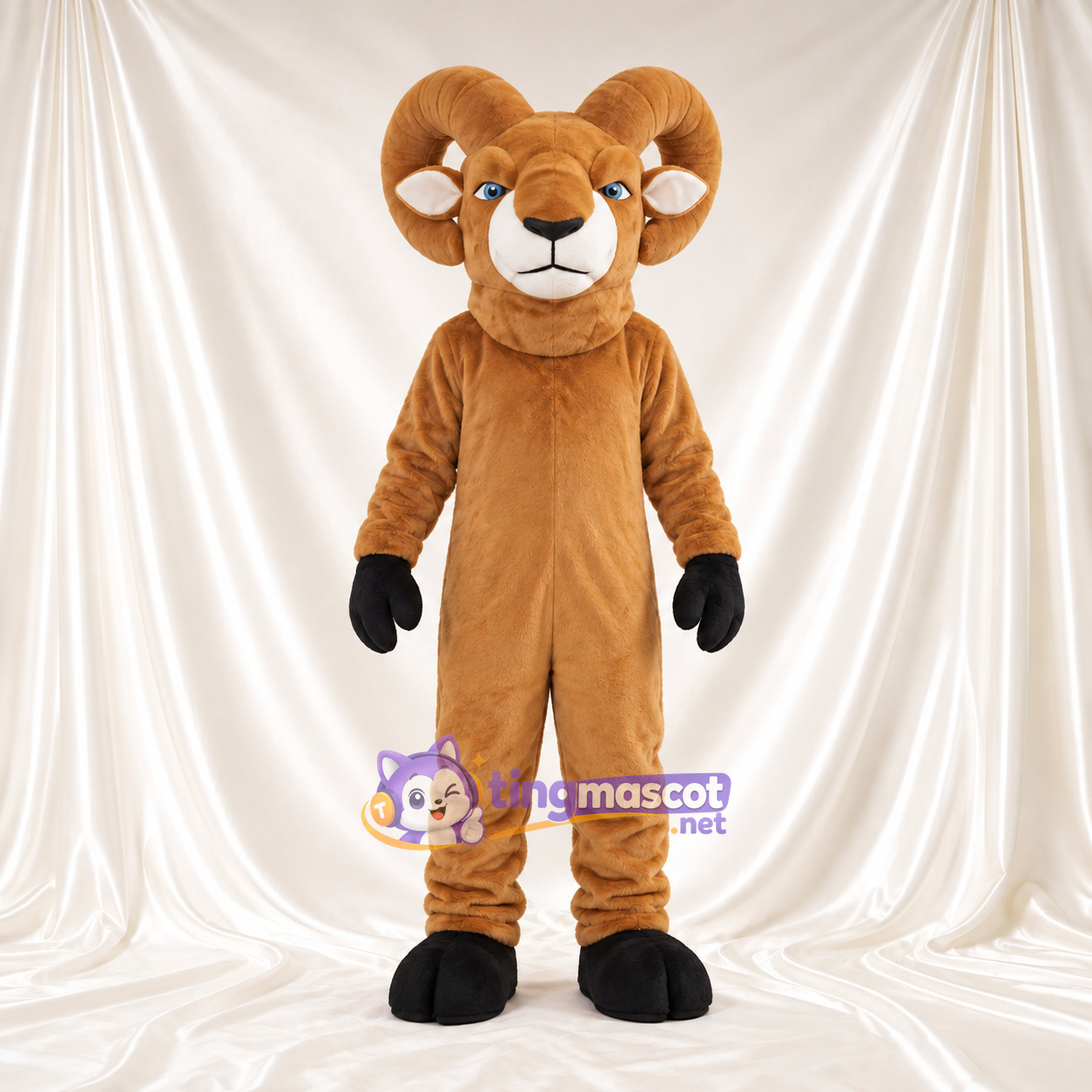 Costume de mascotte Bélier – brun clair – Sabots (noir); Cornes (marron) Costume de mascotte Bélier – brun clair – Sabots (noir); Cornes (marron)