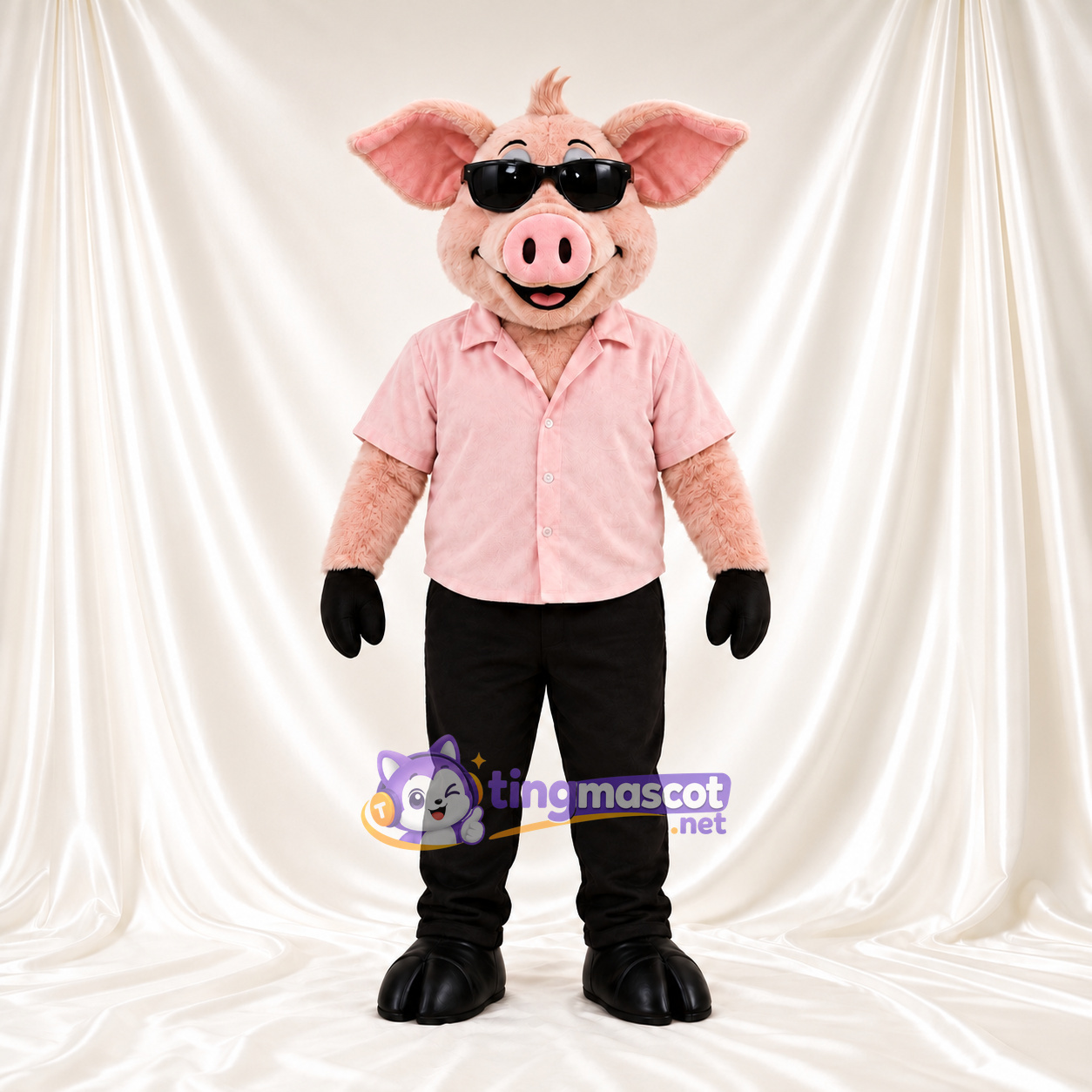 Maskottchenkostüm Schwein – hellrosa – Hemd (rosa); Sonnenbrille Maskottchenkostüm Schwein – hellrosa – Hemd (rosa); Sonnenbrille