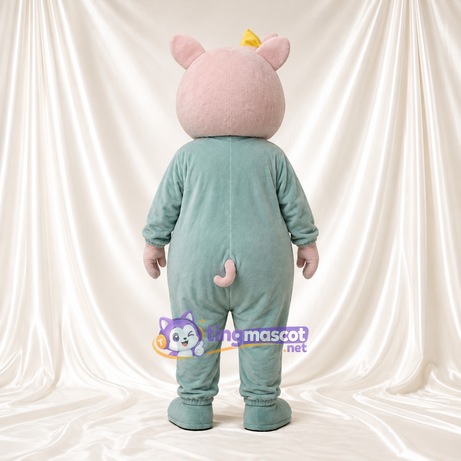 Maskottchenkostüm Schwein – rosa – Anzug (grün); Schleife (gelb) Maskottchenkostüm Schwein – rosa – Anzug (grün); Schleife (gelb)