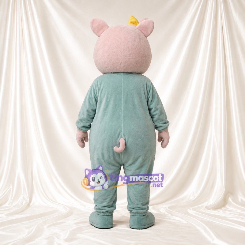 Maskottchenkostüm Schwein – rosa – Anzug (grün); Schleife (gelb) Maskottchenkostüm Schwein – rosa – Anzug (grün); Schleife (gelb)
