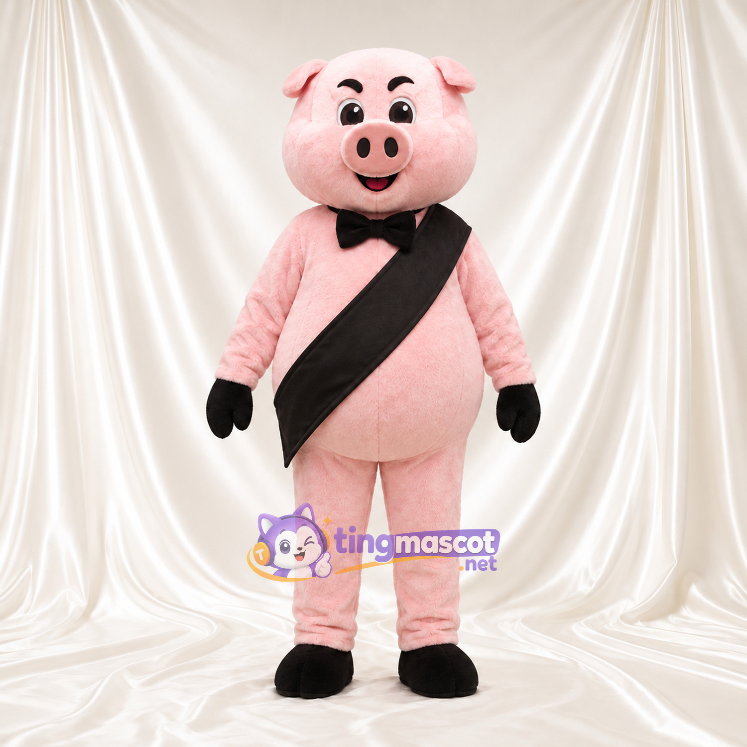 Costume de mascotte Cochon – rose – Écharpe en bandoulière (noir) Costume de mascotte Cochon – rose – Écharpe en bandoulière (noir)
