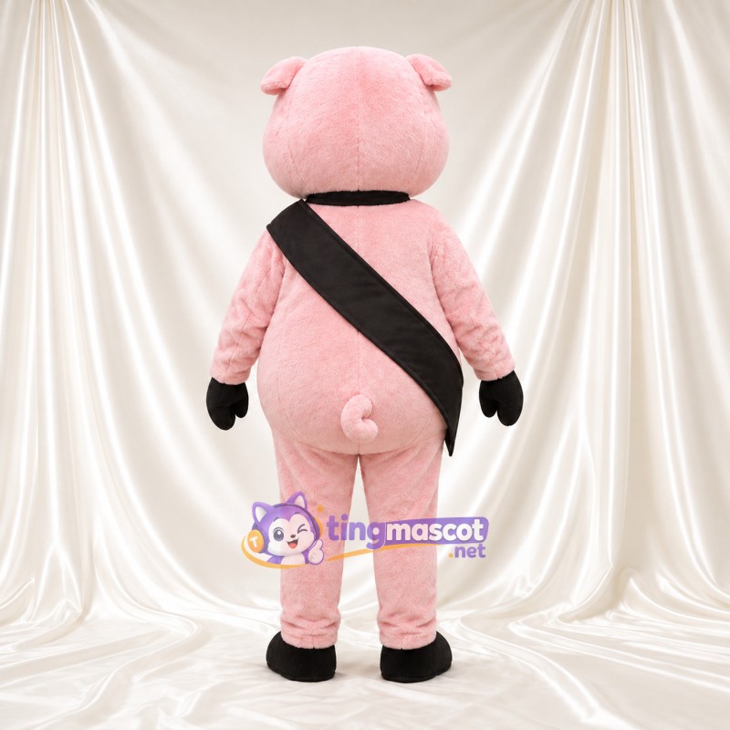Costume de mascotte Cochon – rose – Écharpe en bandoulière (noir) Costume de mascotte Cochon – rose – Écharpe en bandoulière (noir)