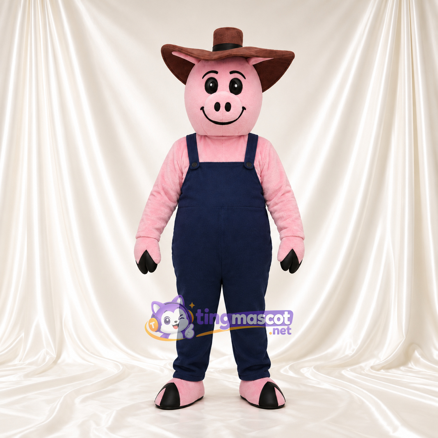 Costume de mascotte Cochon – rose – Chapeau de cowboy (marron); Salopette (bleu marine) Costume de mascotte Cochon – rose – Chapeau de cowboy (marron); Salopette (bleu marine)