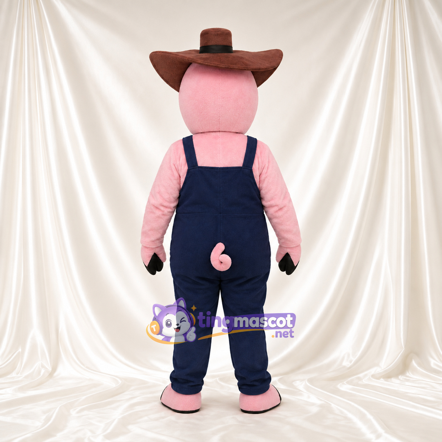 Costume de mascotte Cochon – rose – Chapeau de cowboy (marron); Salopette (bleu marine) Costume de mascotte Cochon – rose – Chapeau de cowboy (marron); Salopette (bleu marine)