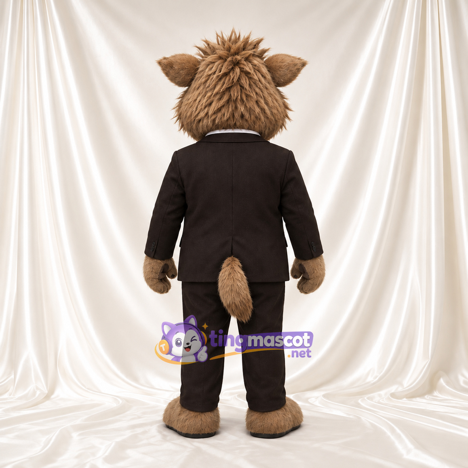 Maskottchenkostüm Wildschwein – braun – Anzug (schwarz); Krawatte (grün) Maskottchenkostüm Wildschwein – braun – Anzug (schwarz); Krawatte (grün)