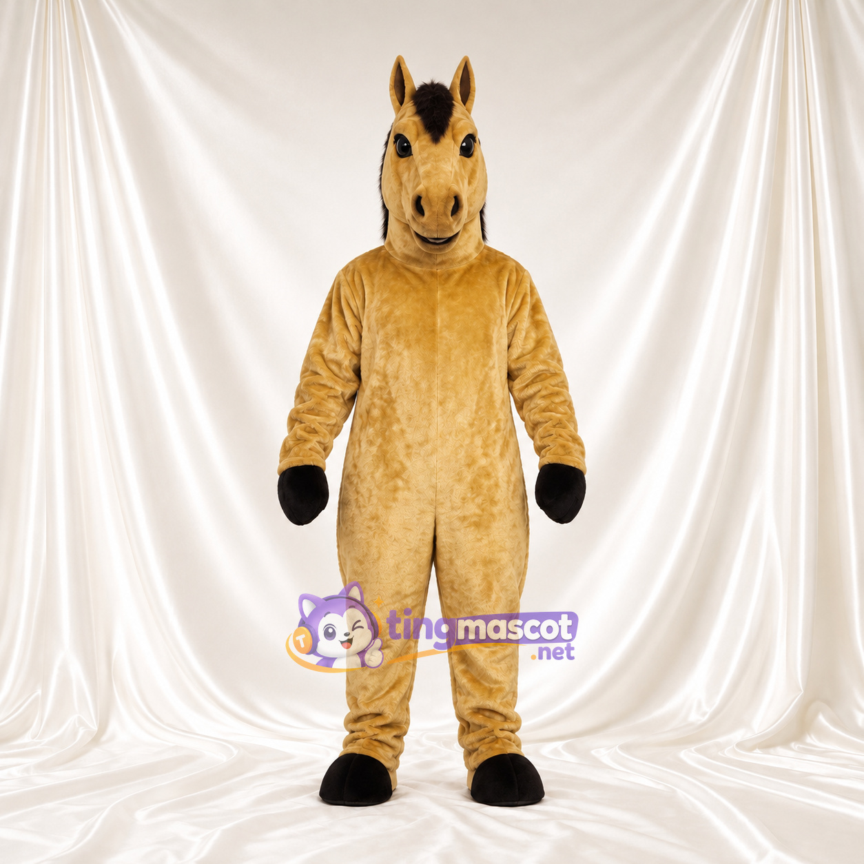 Costume de mascotte Cheval – brun doré – Crinière (noir); Gants (noir) Costume de mascotte Cheval – brun doré – Crinière (noir); Gants (noir)