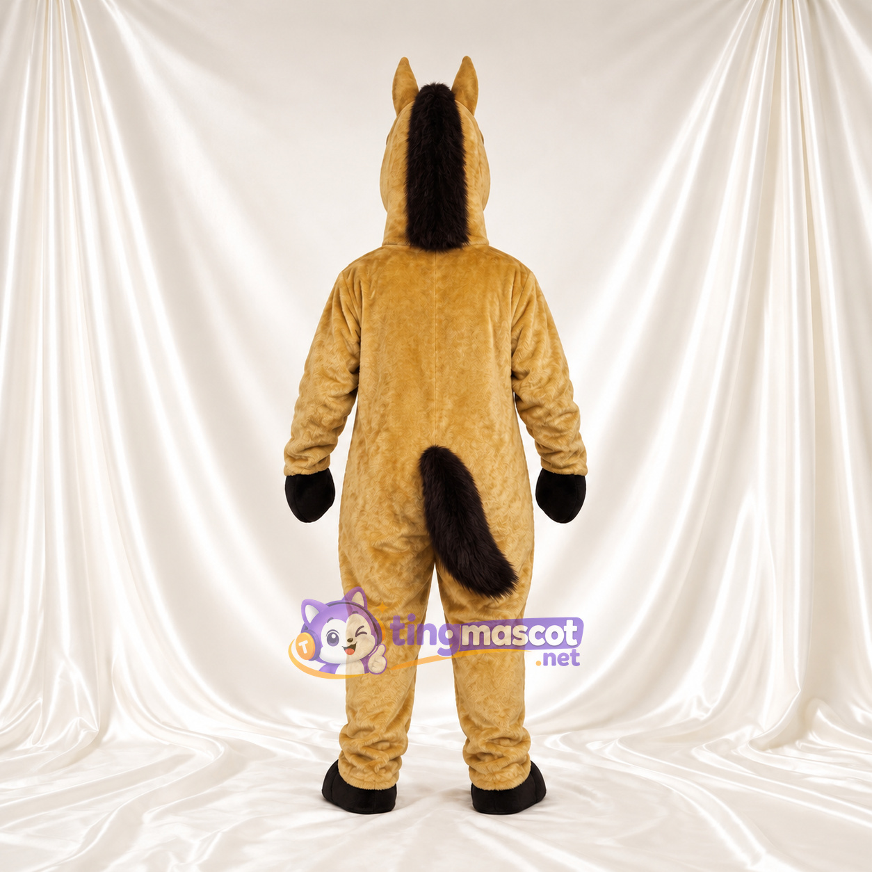 Costume de mascotte Cheval – brun doré – Crinière (noir); Gants (noir) Costume de mascotte Cheval – brun doré – Crinière (noir); Gants (noir)
