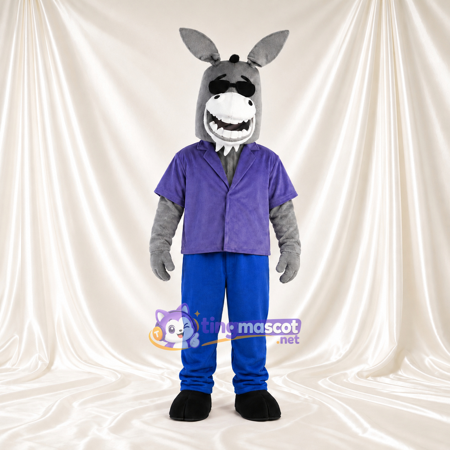 Costume de mascotte Âne – gris – Chemise à col (violet); Pantalon (bleu) Costume de mascotte Âne – gris – Chemise à col (violet); Pantalon (bleu)