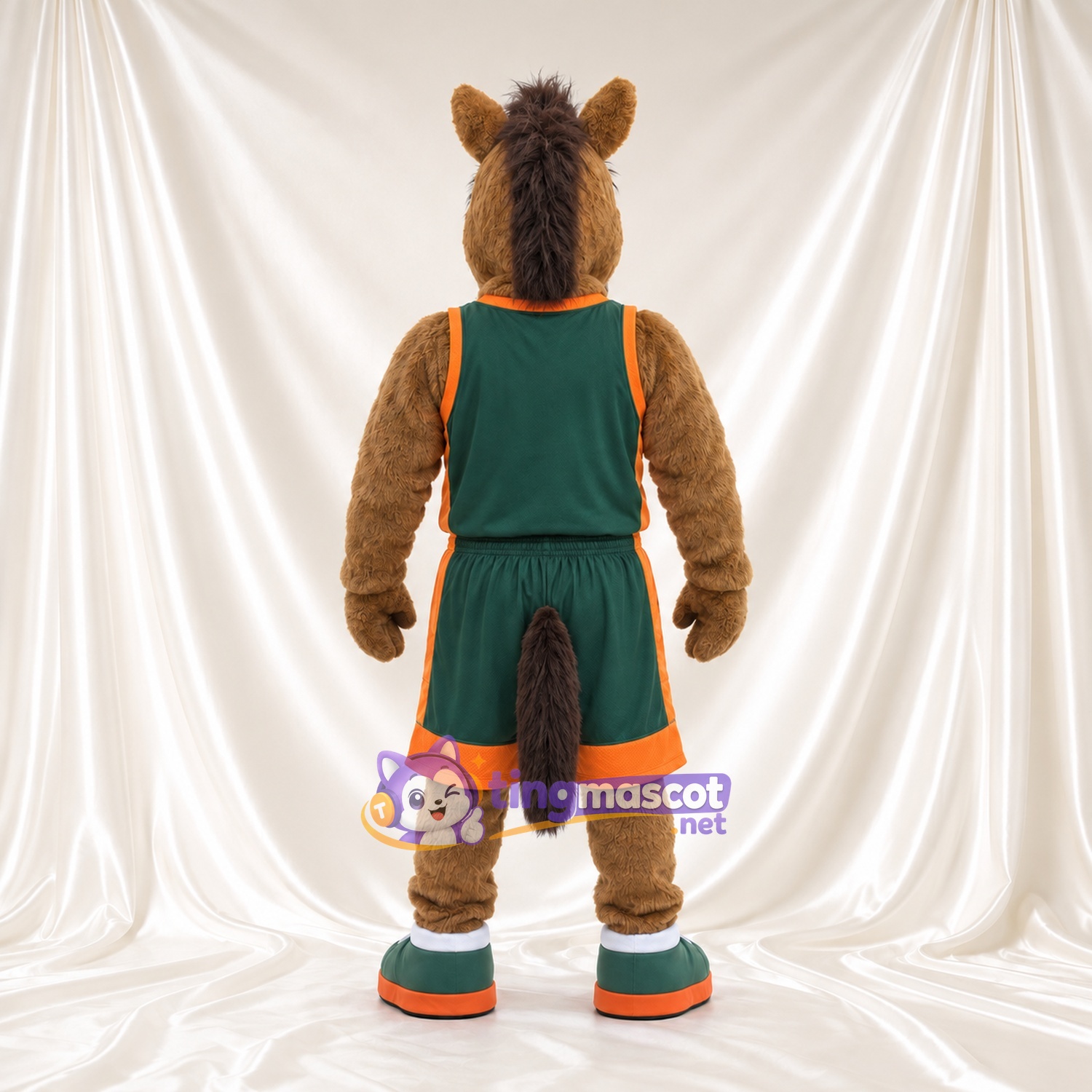 Maskottchenkostüm Kamel – braun – Basketballtrikot (grün); Besatz (orange) Maskottchenkostüm Kamel – braun – Basketballtrikot (grün); Besatz (orange)