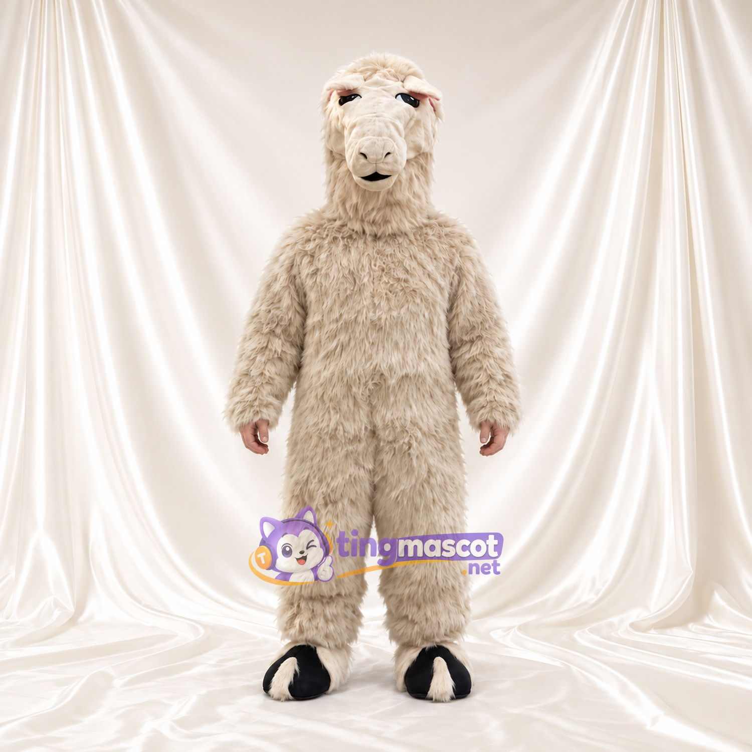 Costume de mascotte Alpaga – crème – Toison (hirsute); Sabots (noir) Costume de mascotte Alpaga – crème – Toison (hirsute); Sabots (noir)