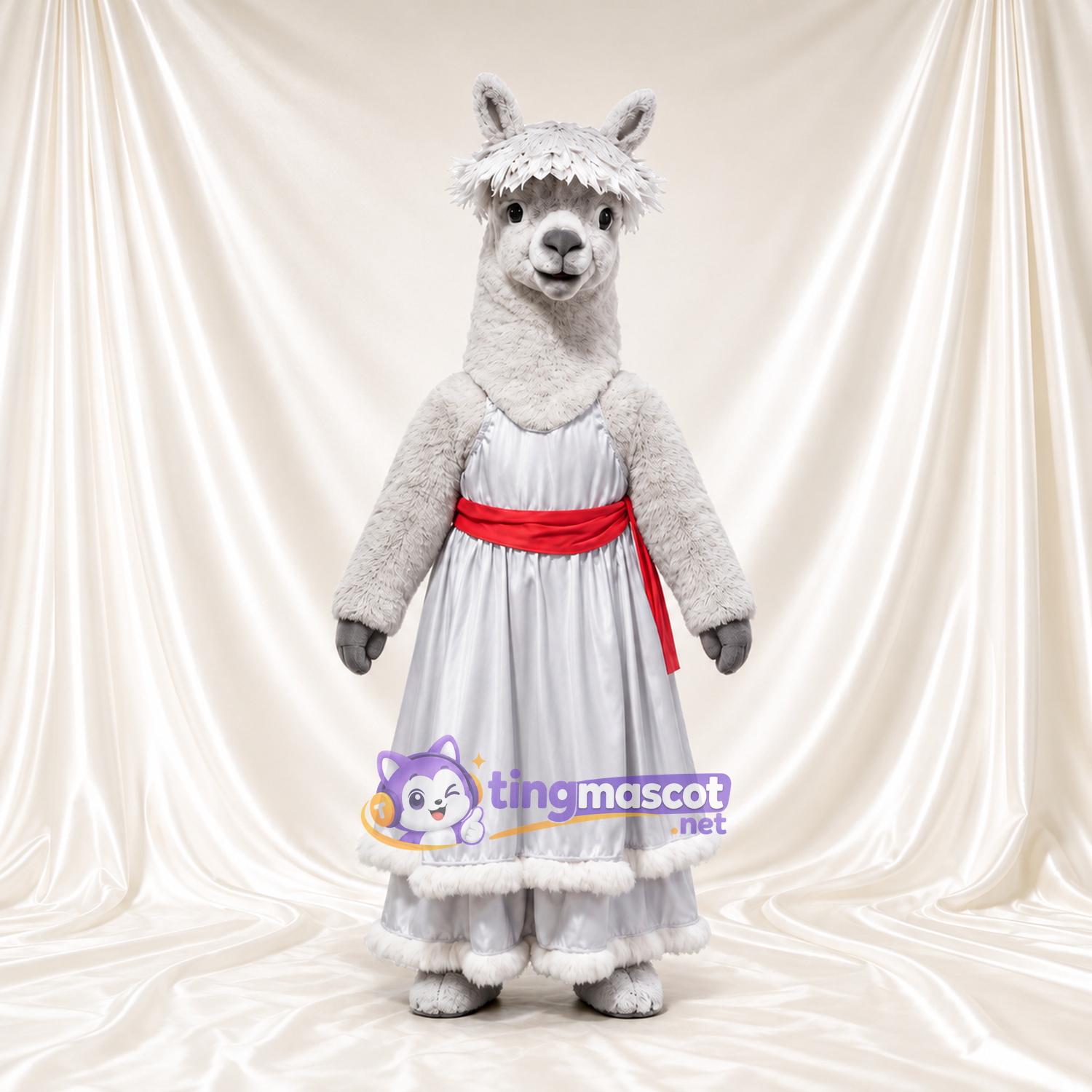 Maskottchenkostüm Alpaka – grau – Kleid (weiß); Schärpe (rot) Maskottchenkostüm Alpaka – grau – Kleid (weiß); Schärpe (rot)