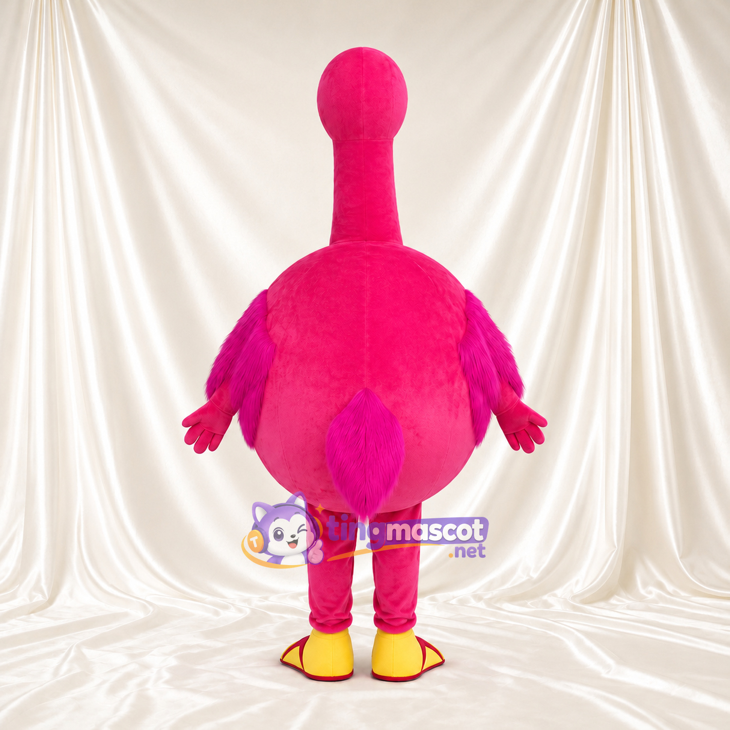 Maskottchenkostüm Flamingo – kräftiges Pink – Flügel (violett); Füße (gelb, mit Schwimmhäuten) Maskottchenkostüm Flamingo – kräftiges Pink – Flügel (violett); Füße (gelb, mit Schwimmhäuten)