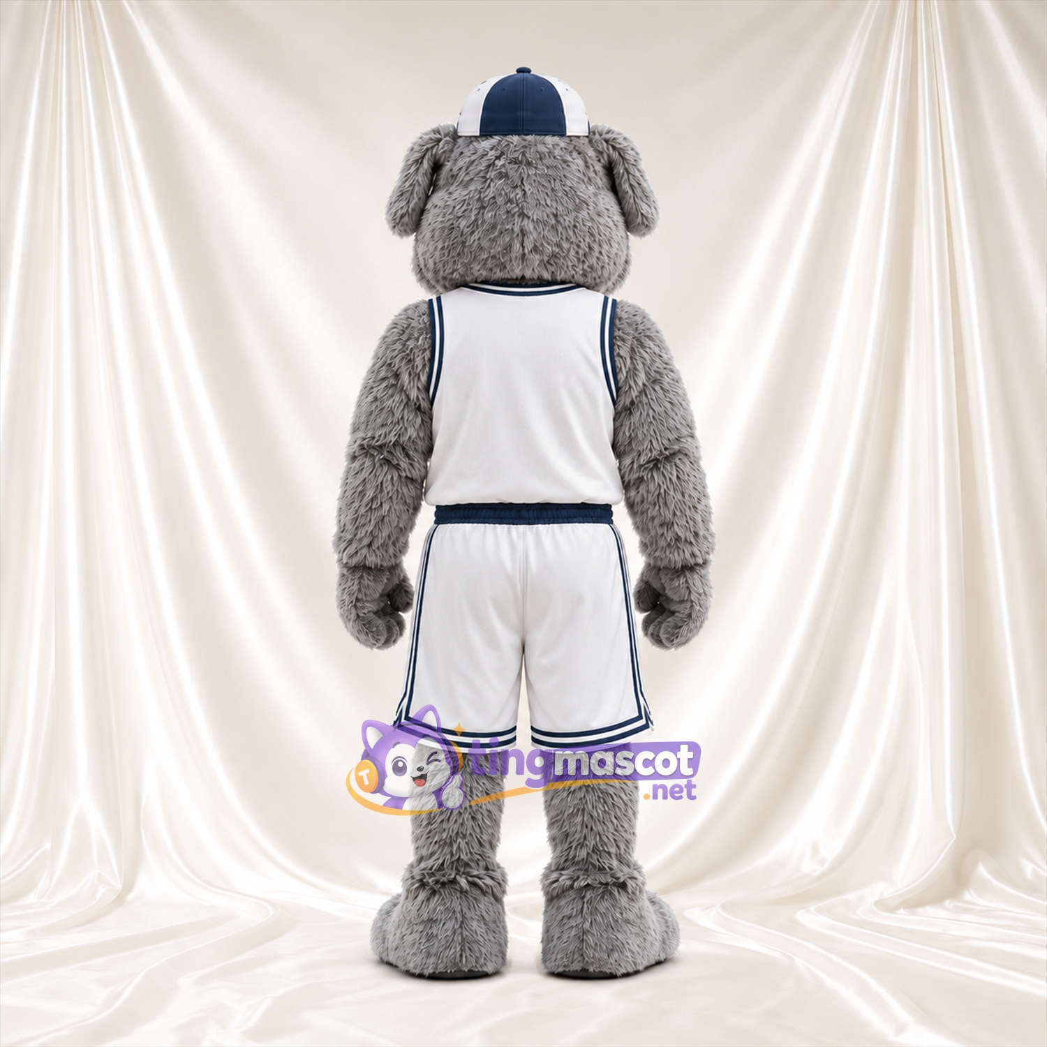 Costume de mascotte Bouledogue – gris – Casquette (bleu marine); Tenue de basket (blanc) Costume de mascotte Bouledogue – gris – Casquette (bleu marine); Tenue de basket (blanc)