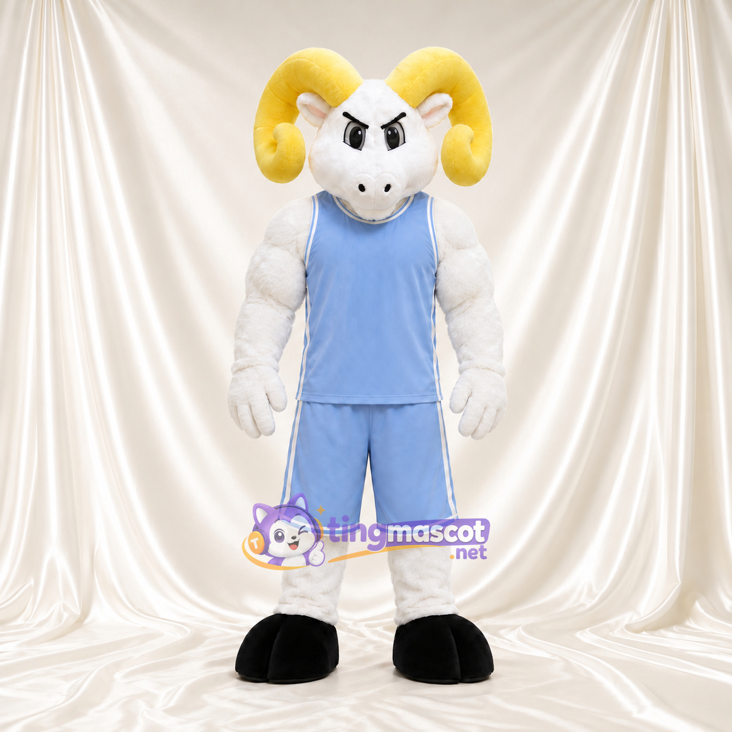 Costume de mascotte Bélier – blanc – Cornes (jaune); Tenue de basket (bleu clair) Costume de mascotte Bélier – blanc – Cornes (jaune); Tenue de basket (bleu clair)