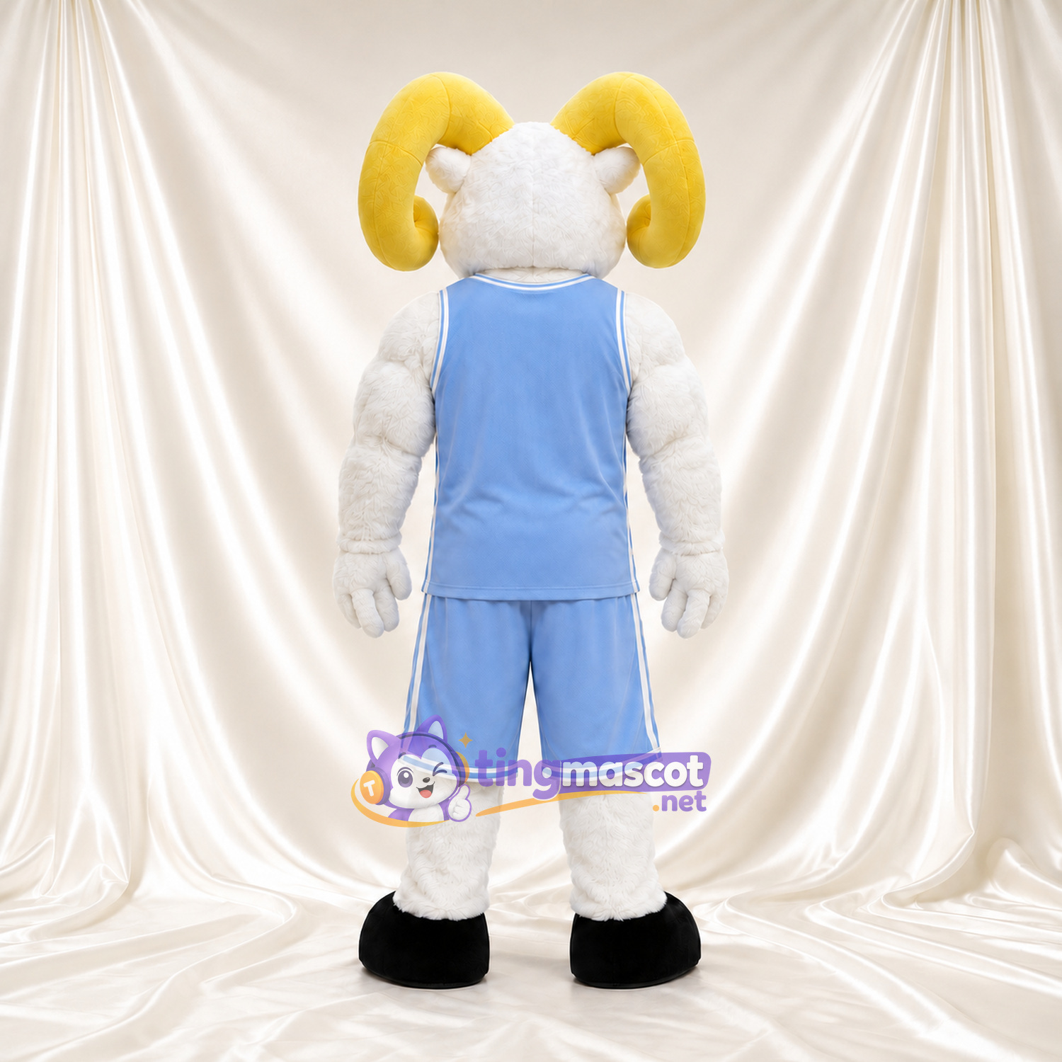 Costume de mascotte Bélier – blanc – Cornes (jaune); Tenue de basket (bleu clair) Costume de mascotte Bélier – blanc – Cornes (jaune); Tenue de basket (bleu clair)