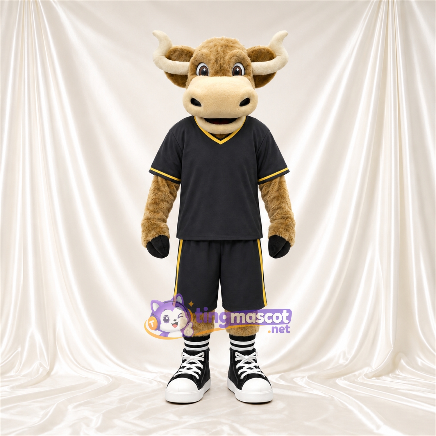 Costume de mascotte Taureau – brun clair – Tenue de sport (noir); Chaussettes (rayé) Costume de mascotte Taureau – brun clair – Tenue de sport (noir); Chaussettes (rayé)