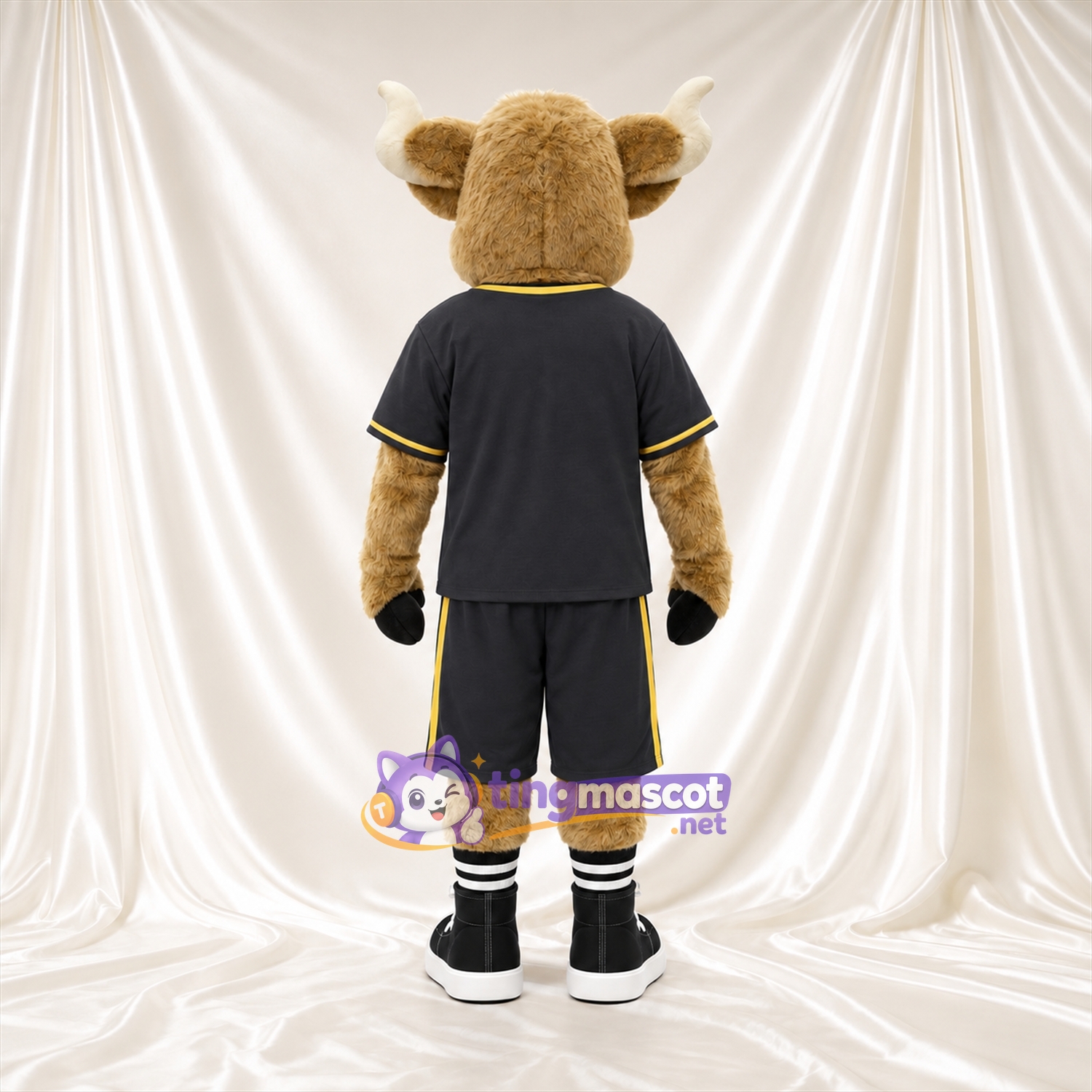 Costume de mascotte Taureau – brun clair – Tenue de sport (noir); Chaussettes (rayé) Costume de mascotte Taureau – brun clair – Tenue de sport (noir); Chaussettes (rayé)