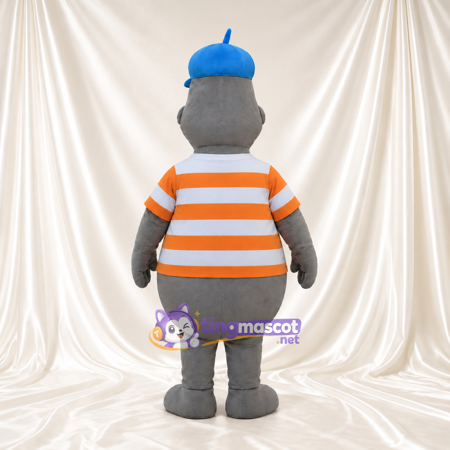 Costume de mascotte Phoque – gris – Casquette (bleu); Nœud papillon (bleu); Chemise (rayé) Costume de mascotte Phoque – gris – Casquette (bleu); Nœud papillon (bleu); Chemise (rayé)