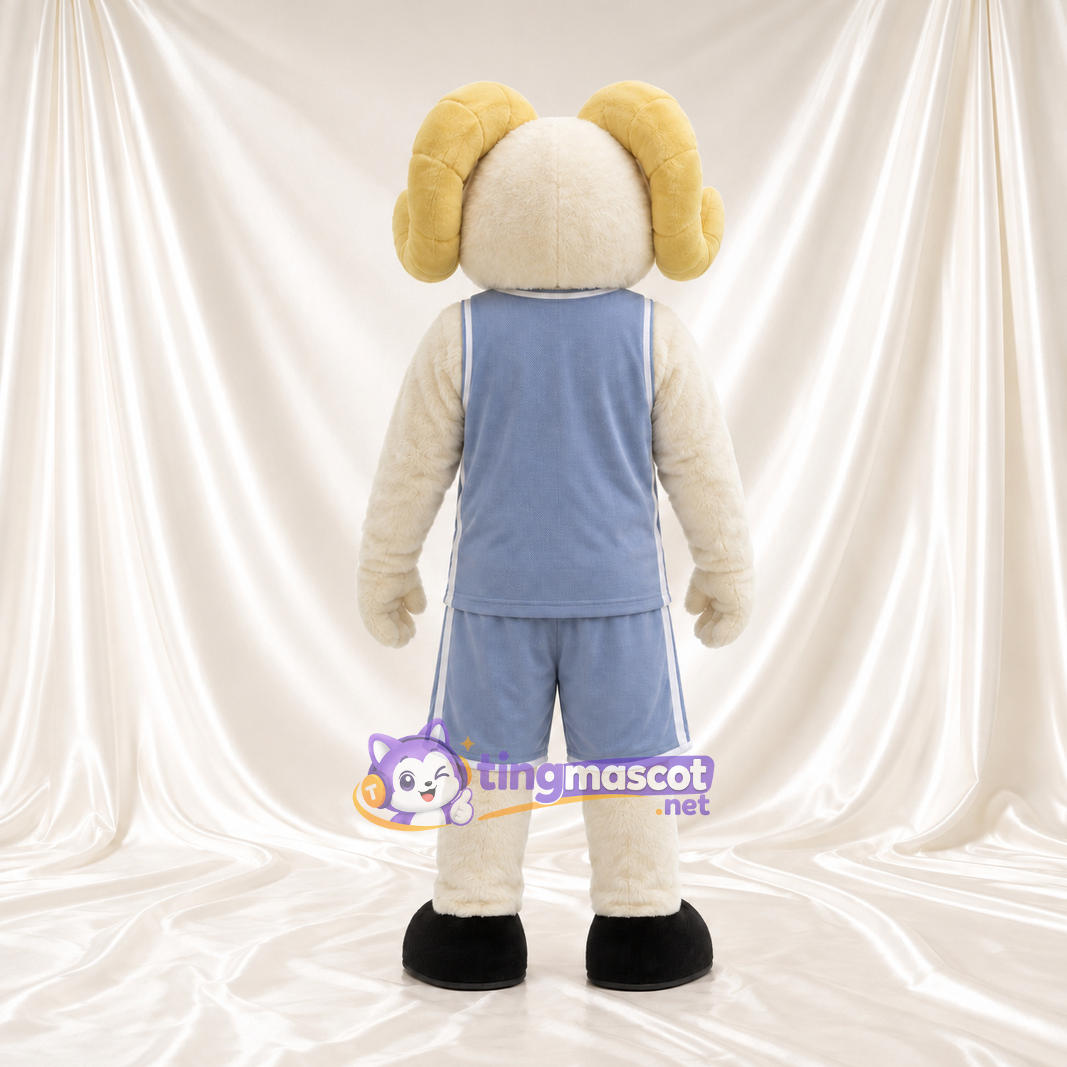 Costume de mascotte Bélier – blanc – Cornes (crème); Tenue de basket (gris) Costume de mascotte Bélier – blanc – Cornes (crème); Tenue de basket (gris)