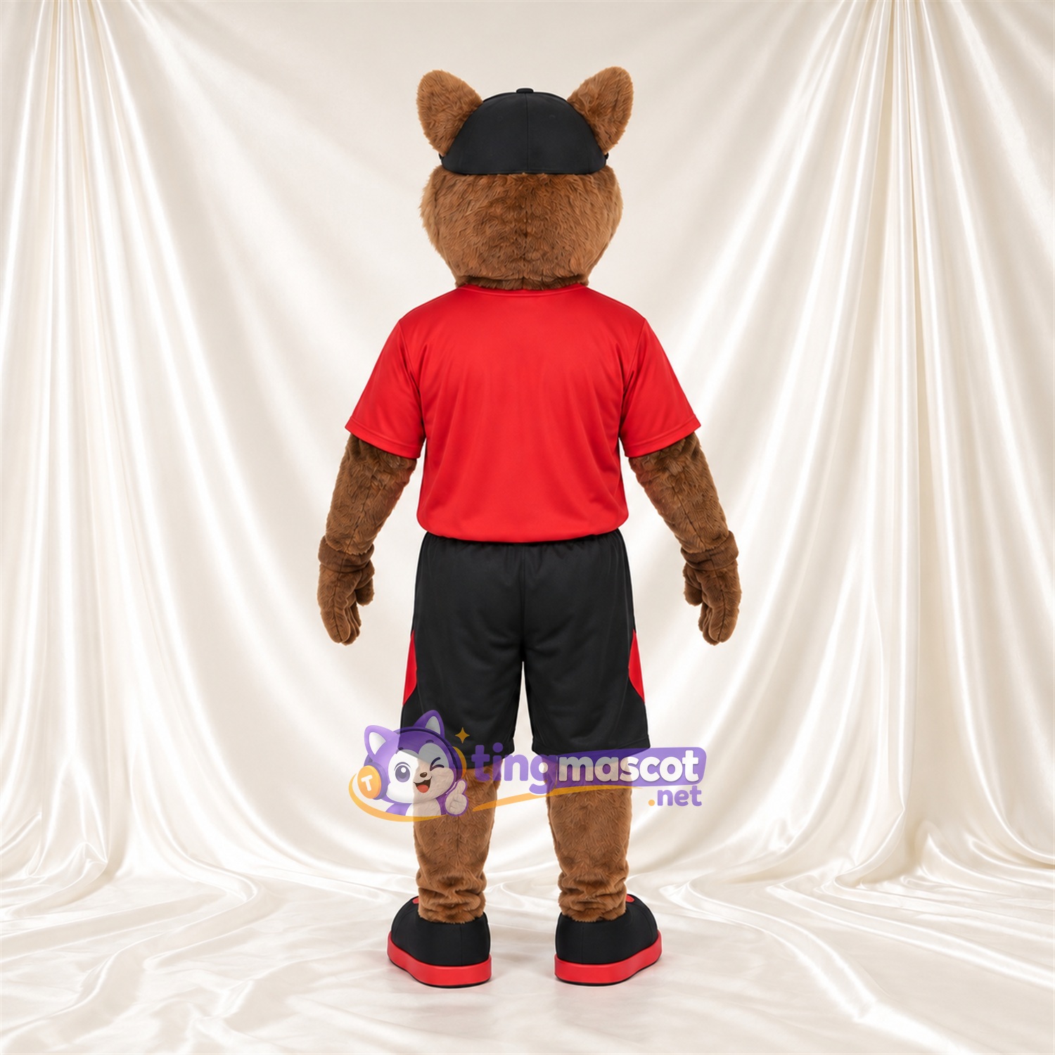Costume de mascotte Chien – marron – Casquette (noir); T-shirt (rouge); Short (noir)