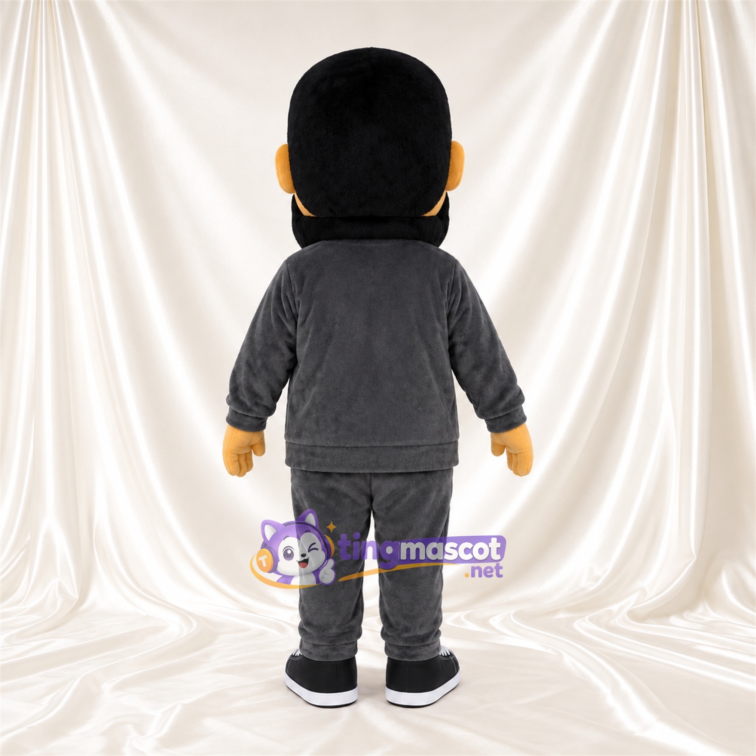 Maskottchenkostüm Bärtiger Mann – wie abgebildet – Outfit (dunkelgrau); Sneaker (schwarz) Maskottchenkostüm Bärtiger Mann – wie abgebildet – Outfit (dunkelgrau); Sneaker (schwarz)