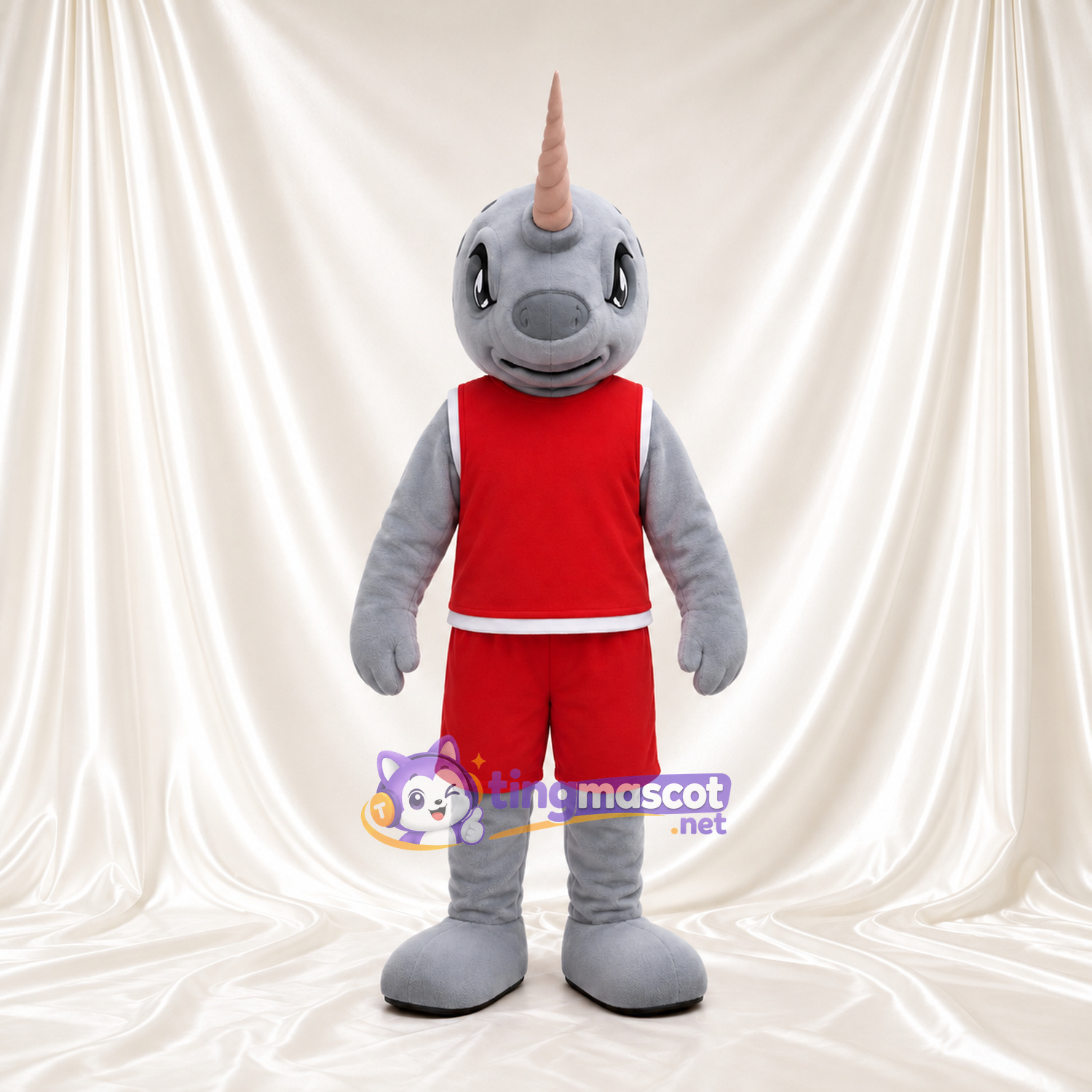 Maskottchenkostüm Narwal – grau – Outfit (rot, sportlich); Horn (lang) Maskottchenkostüm Narwal – grau – Outfit (rot, sportlich); Horn (lang)