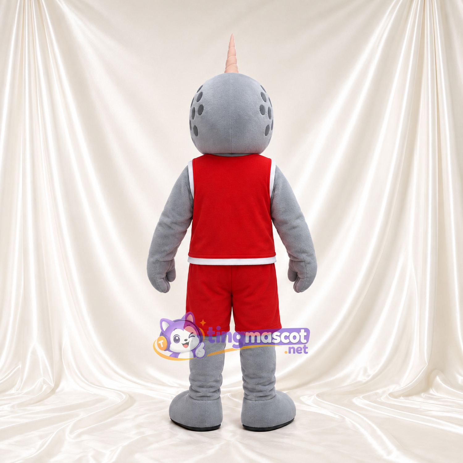 Maskottchenkostüm Narwal – grau – Outfit (rot, sportlich); Horn (lang) Maskottchenkostüm Narwal – grau – Outfit (rot, sportlich); Horn (lang)