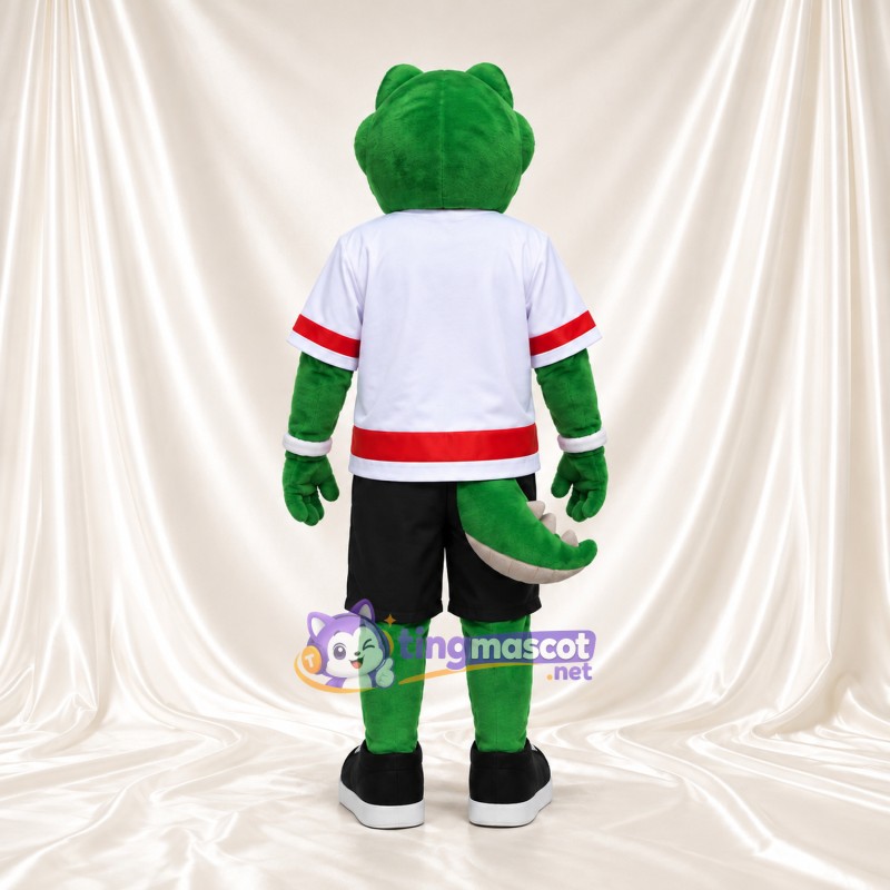 Costume de mascotte Crocodile – vert – Maillot de sport (blanc); Short (noir) Costume de mascotte Crocodile – vert – Maillot de sport (blanc); Short (noir)