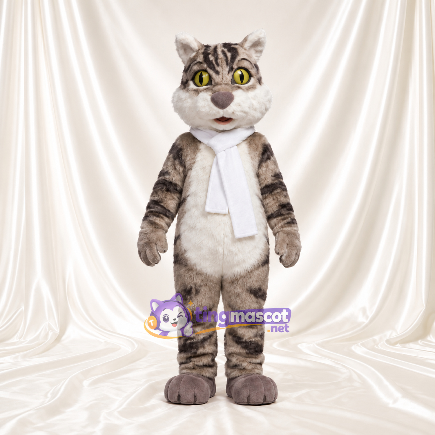Costume de mascotte Chat tigré – gris – Cou (blanc); Écharpe; Ventre (crème) Costume de mascotte Chat tigré – gris – Cou (blanc); Écharpe; Ventre (crème)