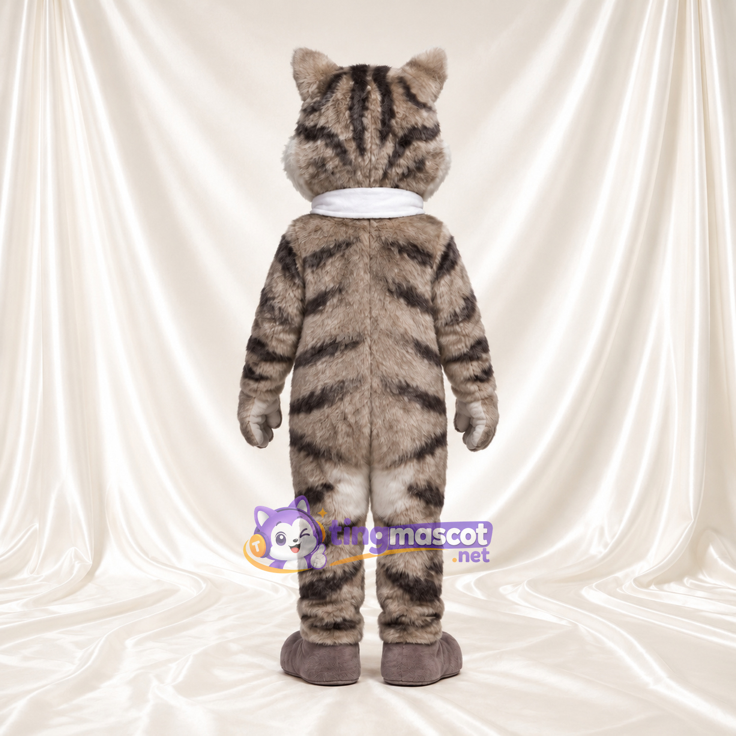 Costume de mascotte Chat tigré – gris – Cou (blanc); Écharpe; Ventre (crème) Costume de mascotte Chat tigré – gris – Cou (blanc); Écharpe; Ventre (crème)