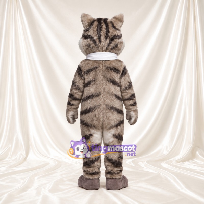 Costume de mascotte Chat tigré – gris – Cou (blanc); Écharpe; Ventre (crème) Costume de mascotte Chat tigré – gris – Cou (blanc); Écharpe; Ventre (crème)