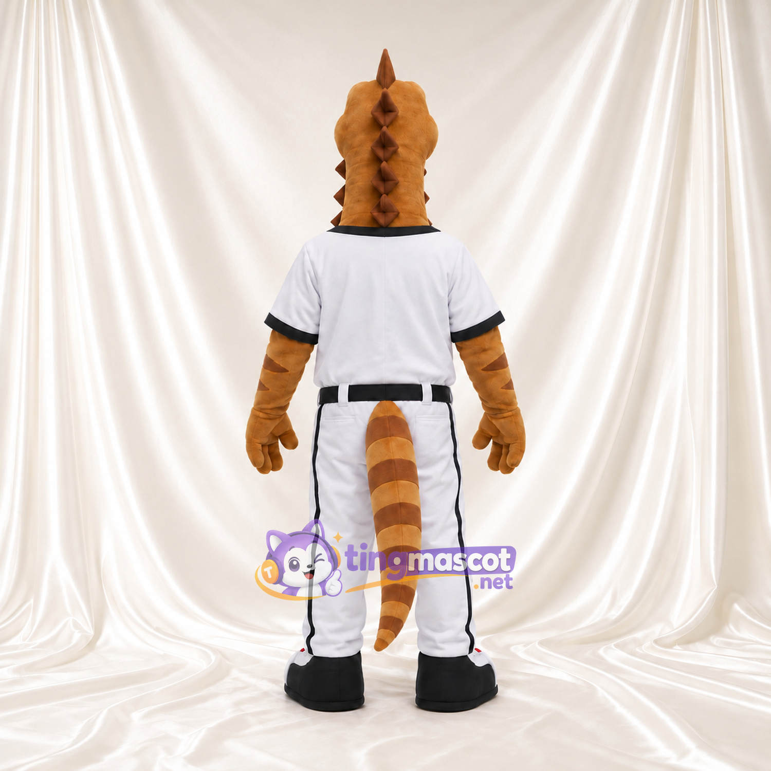 Costume de mascotte Dinosaure – brun clair – Uniforme (blanc); Ceinture (noir) Costume de mascotte Dinosaure – brun clair – Uniforme (blanc); Ceinture (noir)
