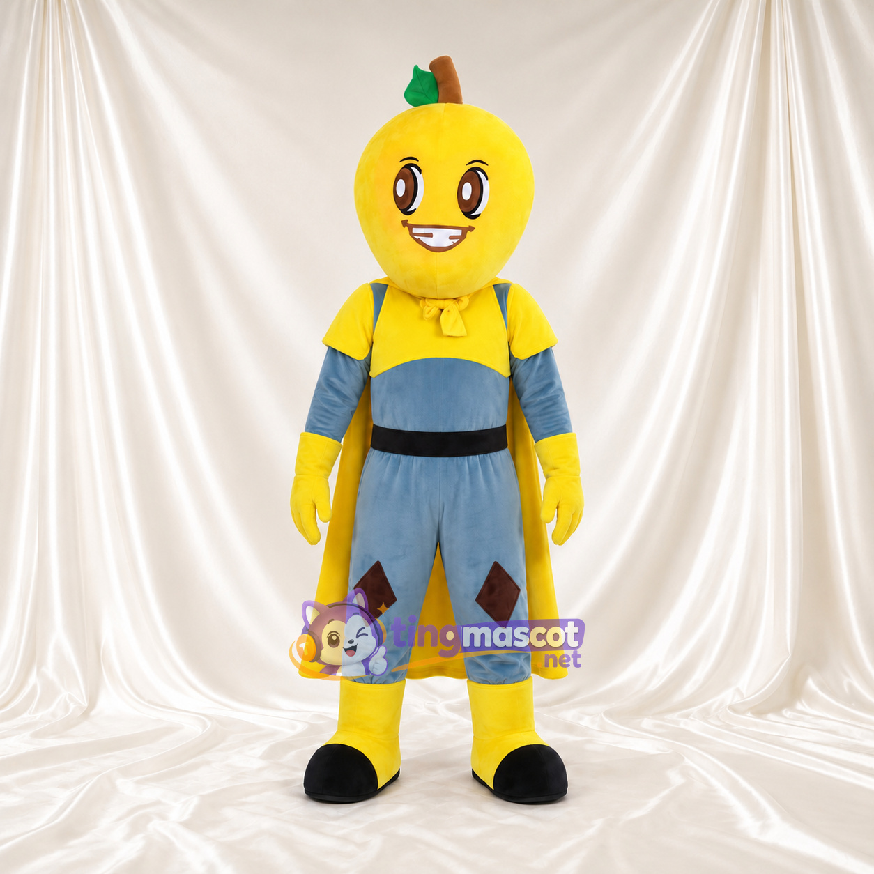 Gelbes Frucht-Superheld-Maskottchenkostüm – blaue Latzhose und gelber Umhang Gelbes Frucht-Superheld-Maskottchenkostüm – blaue Latzhose und gelber Umhang