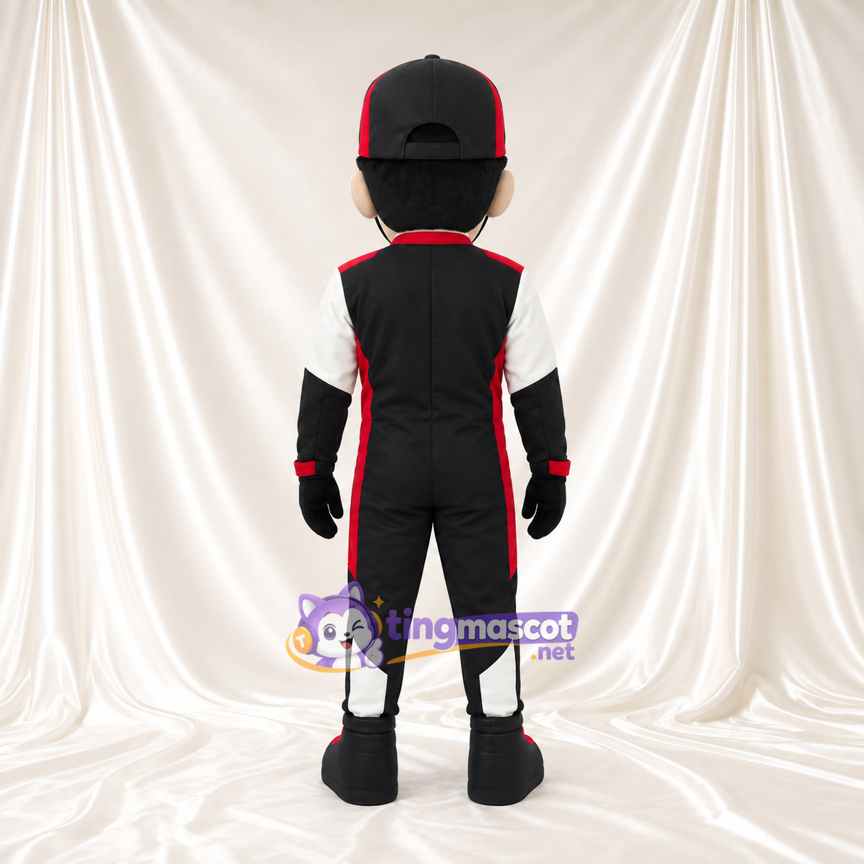 Costume de mascotte Pilote de course – selon la photo – Costume (noir); Bordure (rouge) Costume de mascotte Pilote de course – selon la photo – Costume (noir); Bordure (rouge)