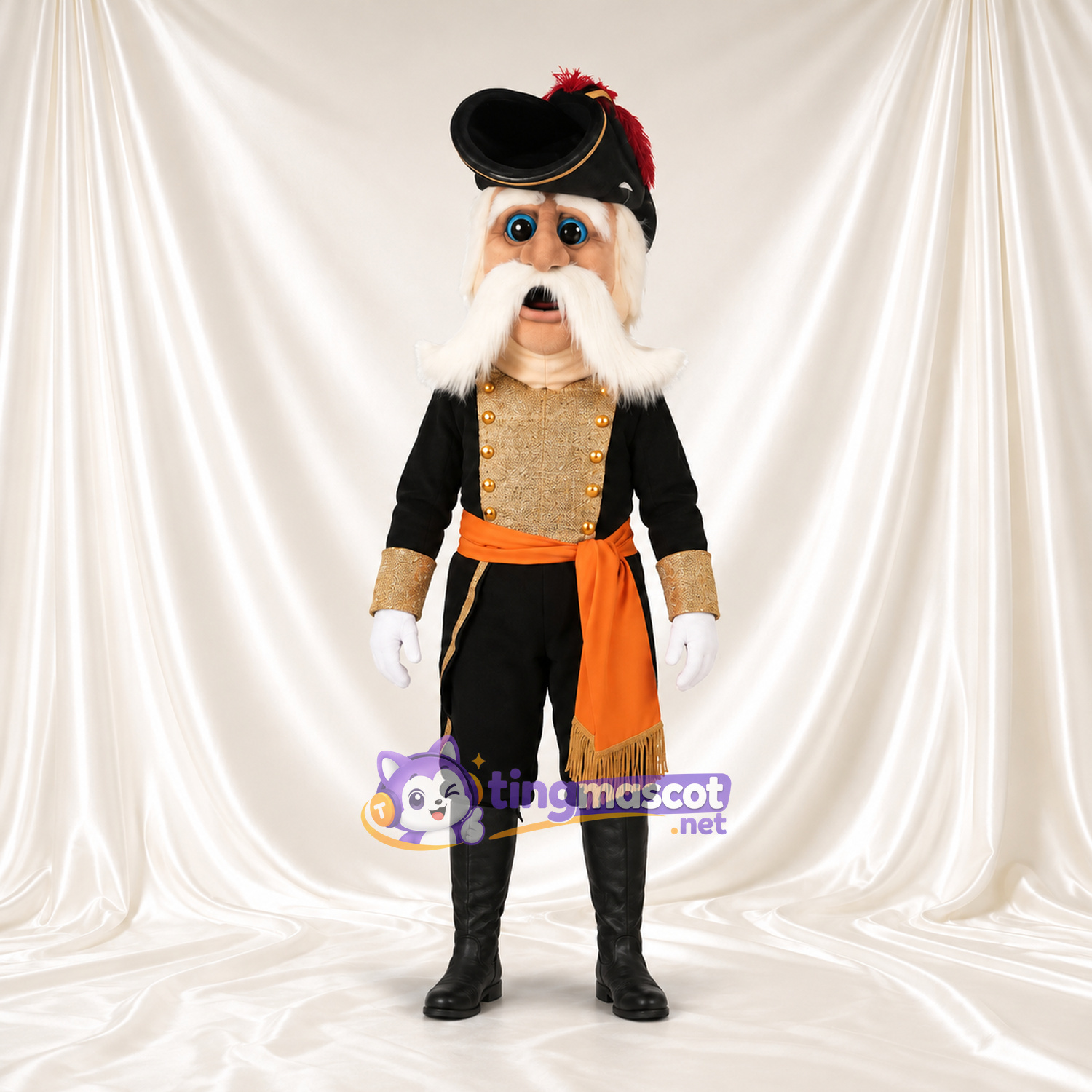 Maskottchenkostüm Pirat – wie abgebildet – Mantel (schwarz); Schärpe (orange) Maskottchenkostüm Pirat – wie abgebildet – Mantel (schwarz); Schärpe (orange)