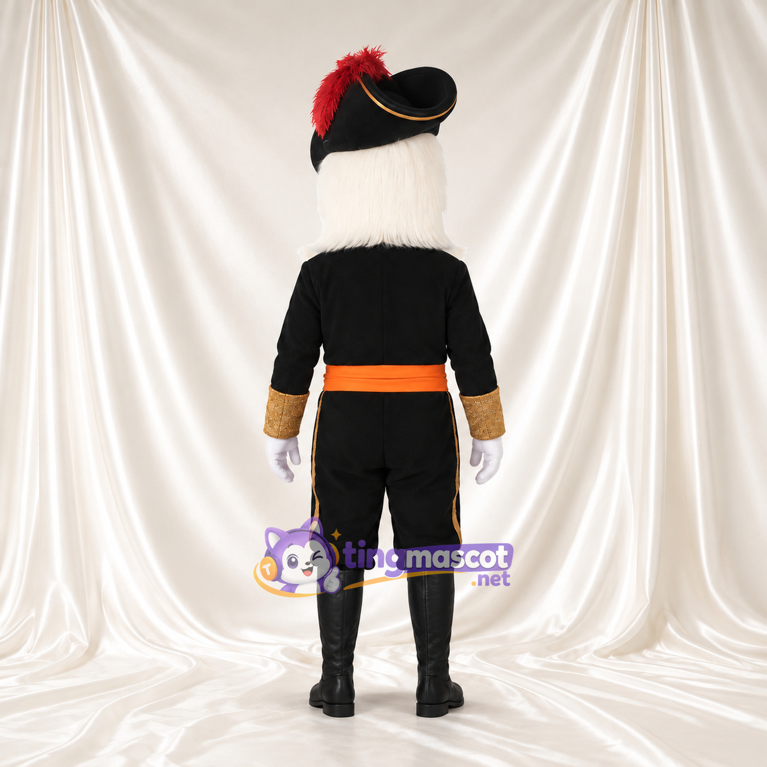 Maskottchenkostüm Pirat – wie abgebildet – Mantel (schwarz); Schärpe (orange) Maskottchenkostüm Pirat – wie abgebildet – Mantel (schwarz); Schärpe (orange)