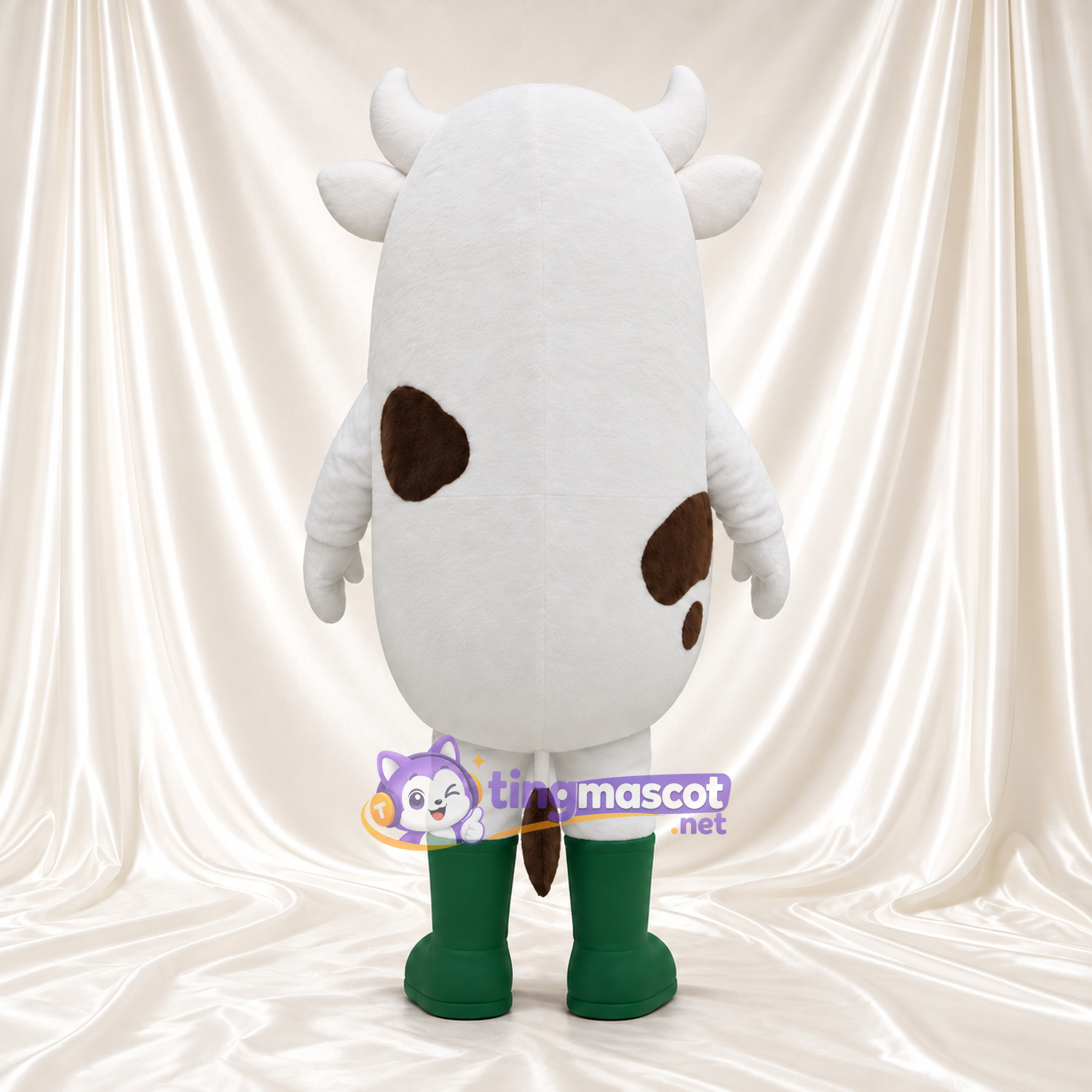 Costume de mascotte personnage en tenue de vache – corps blanc tacheté et bottes vertes Costume de mascotte personnage en tenue de vache – corps blanc tacheté et bottes vertes