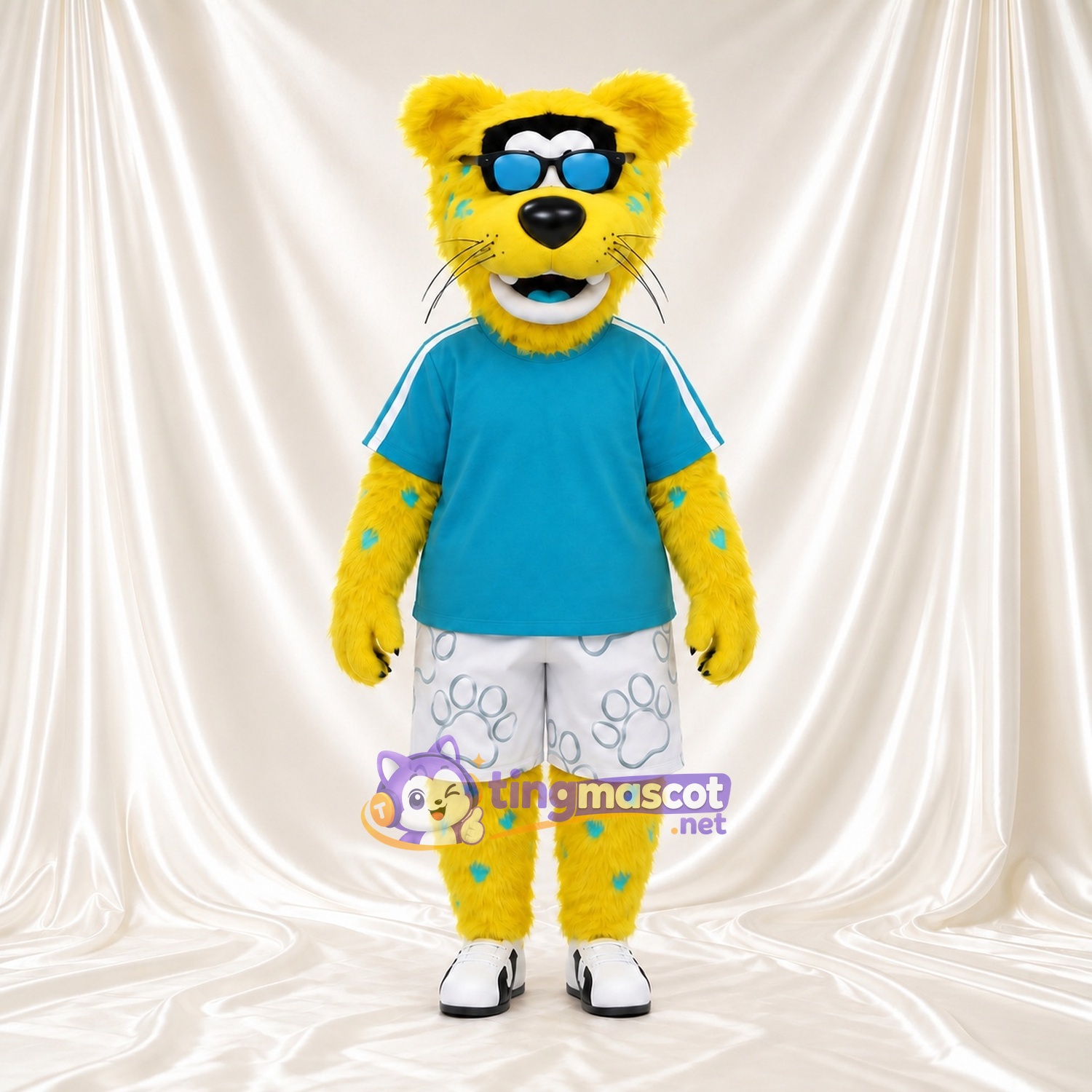 Costume de mascotte Léopard – jaune – Chemise (bleu canard); Short (blanc) Costume de mascotte Léopard – jaune – Chemise (bleu canard); Short (blanc)