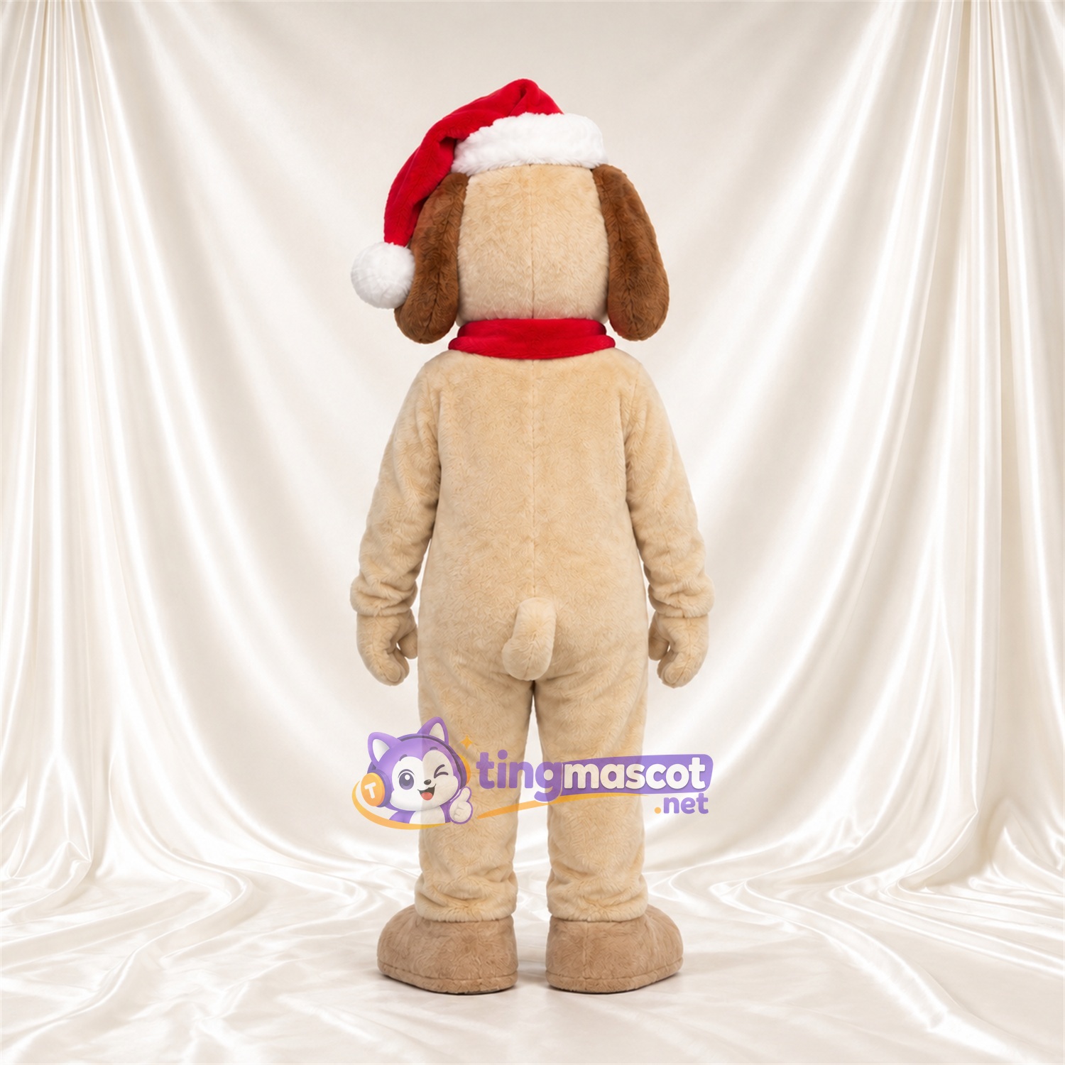 Costume de mascotte Chien – brun clair – Bonnet de Noël; Écharpe (rouge) Costume de mascotte Chien – brun clair – Bonnet de Noël; Écharpe (rouge)