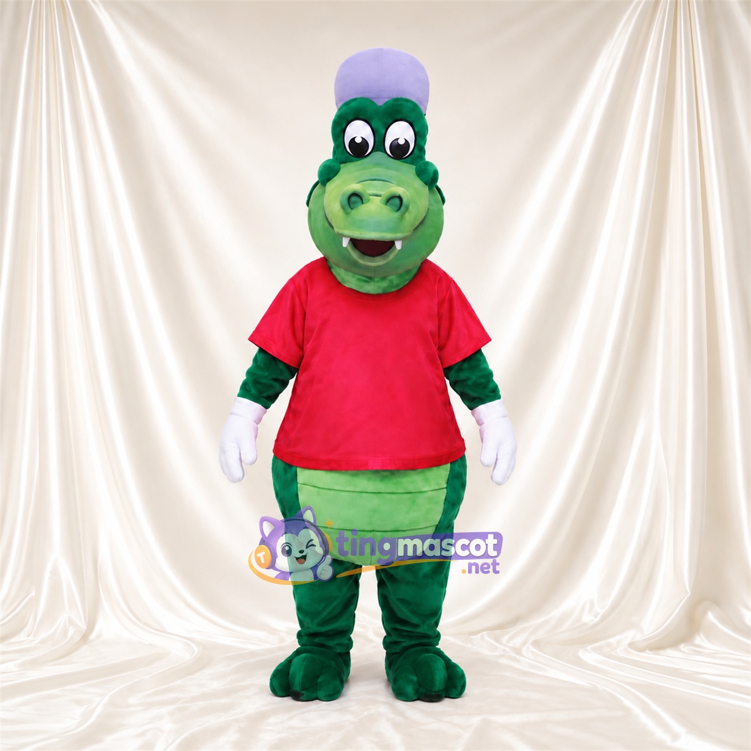 Costume de mascotte Crocodile – vert – Casquette (violet); T-shirt (rouge) Costume de mascotte Crocodile – vert – Casquette (violet); T-shirt (rouge)