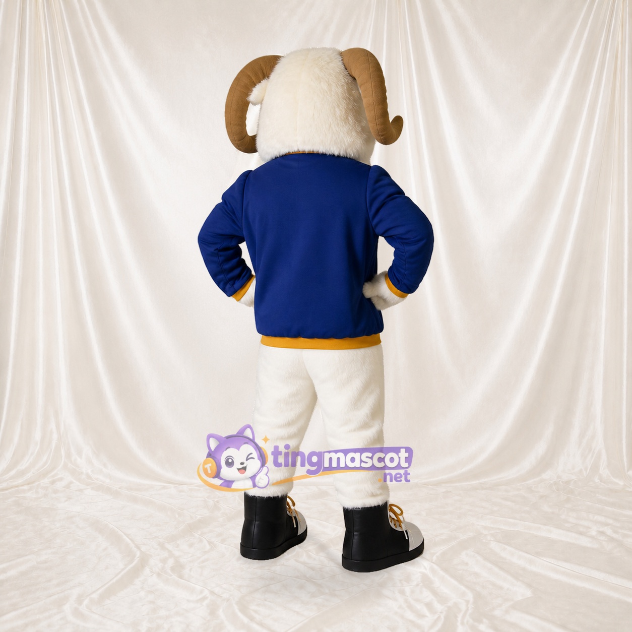 Bélier athlète en uniforme d'équipe blanc Costume de mascotte intégral pour adultes Événements sportifs Bélier athlète en uniforme d'équipe blanc Costume de mascotte intégral pour adultes Événements sportifs